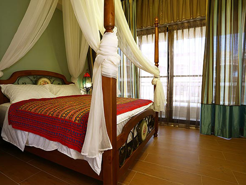 roomPhoto